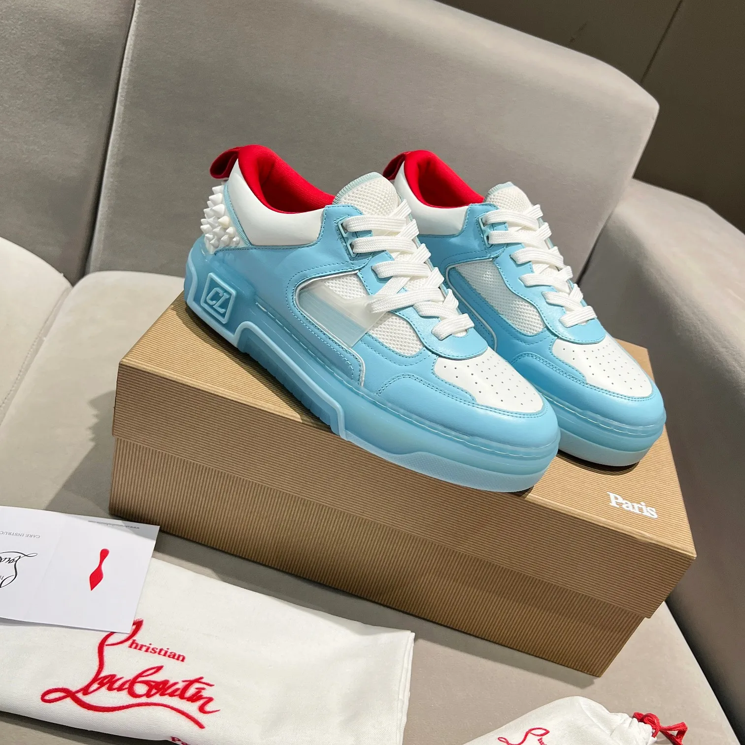 Men's shoes 💰700 🌹🌹🌹̋ Wang Junkai Yang Mi Xu Kai Zhang Jingyi Ding Chengxin Chen Muchi Wang Ziyi Same style Christian Louboutin 2024 [New product] ASTROLOUBI unisex thick-soled sports shoes red-soled shoes perfectly integrate fashion and sports, The fabrics are made of luxurious calfskin, soft suede, smooth satin and laminated leather, and the back is decorated with classic rivets. The interior is blended with a knitted tongue for added durability, breathability and quick-drying comfort. The outsole is made of a combination of EVA foam and imported rubber, and the colorful CL iconic letters on the side of the outsole show the brand's unique style. It is a ceiling-level comfortable skate shoe! ! ! Multiple colors available, currently men’s sizes 39--45 (women’s sizes 35--40, currently being updated)